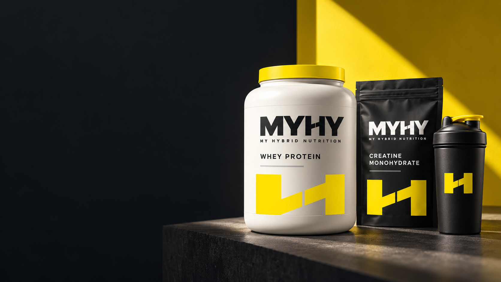 Barattolo MYHY Whey Protein, busta MYHY Creatine Monohydrate e shaker MYHY su un piano scuro con luce gialla